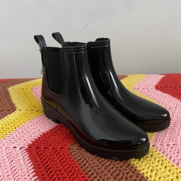 NWT Seven7 Chelsea rain boots. - Picture 2 of 3
